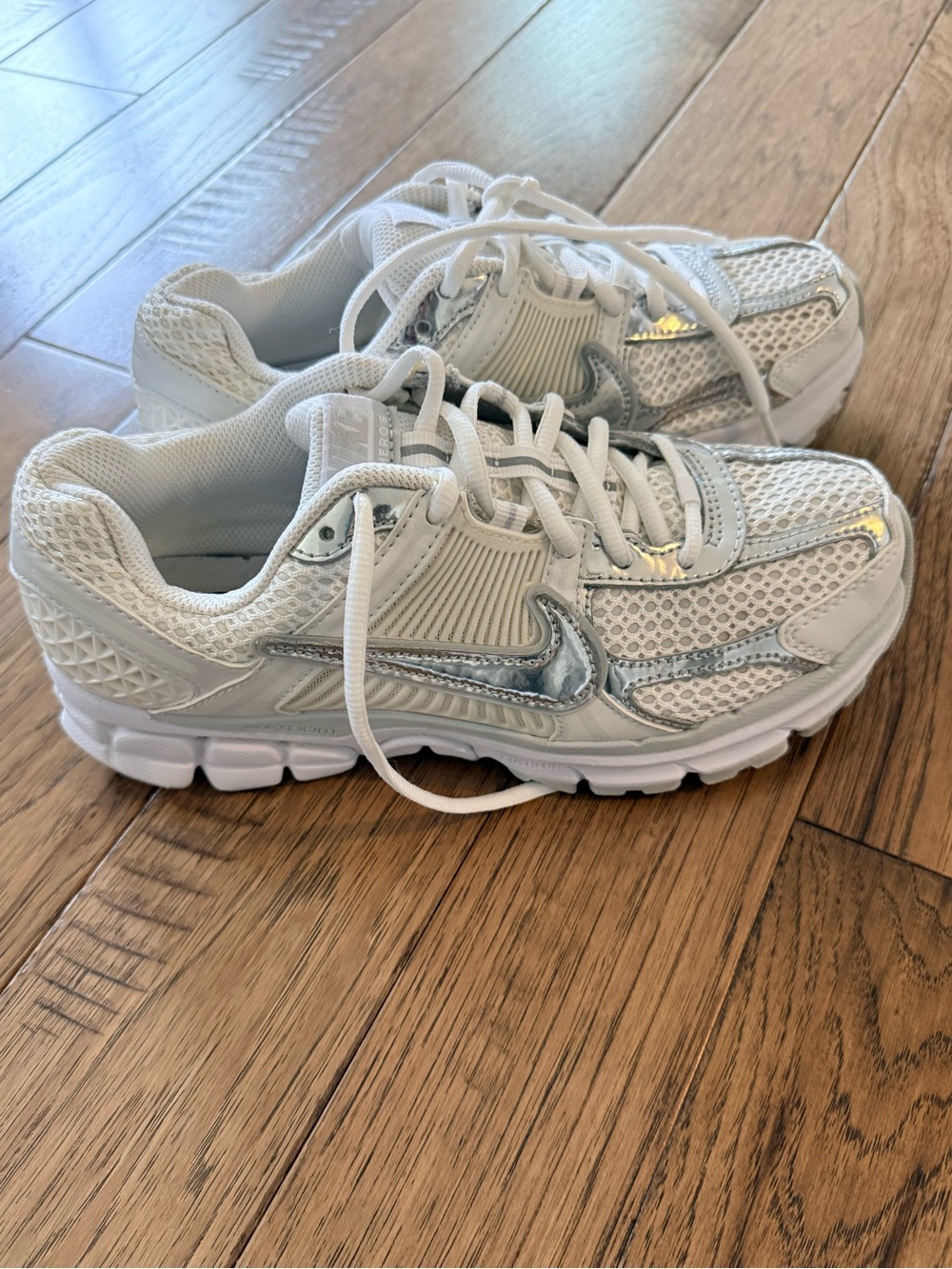 Nike Women’s Zoom Vomero 5 size 8